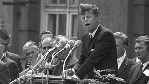 US-Präsident John F. Kennedy spricht vor dem Rathaus Schöneberg den historischen Satz: "Ich bin ein Berliner" (26. Juni 1963) US-Präsident John F. Kennedy spricht vor dem Rathaus Schöneberg den historischen Satz: "Ich bin ein Berliner" (26. Juni 1963)