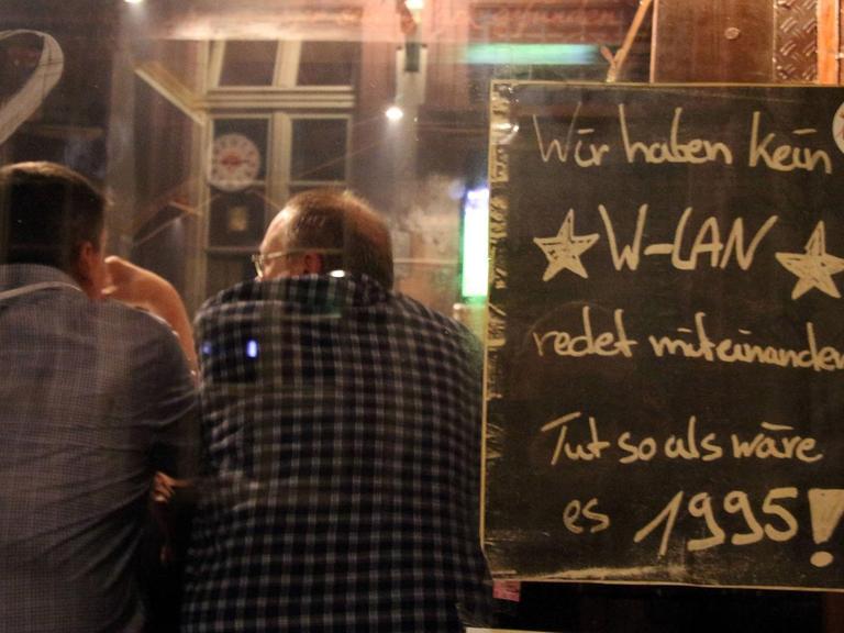 Gaststätte mit Hinweis wir haben kein WLAN, redet miteinander und tut so, als wäre es 1995 in der Altstadt von Heidelberg, Baden Württemberg.