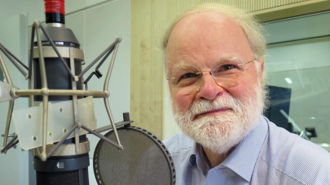 Der Autor Manfred Lütz sitzt in einem Radiostudio vor einem Mikrofon. Der Autor Manfred Lütz sitzt in einem Radiostudio vor einem Mikrofon.