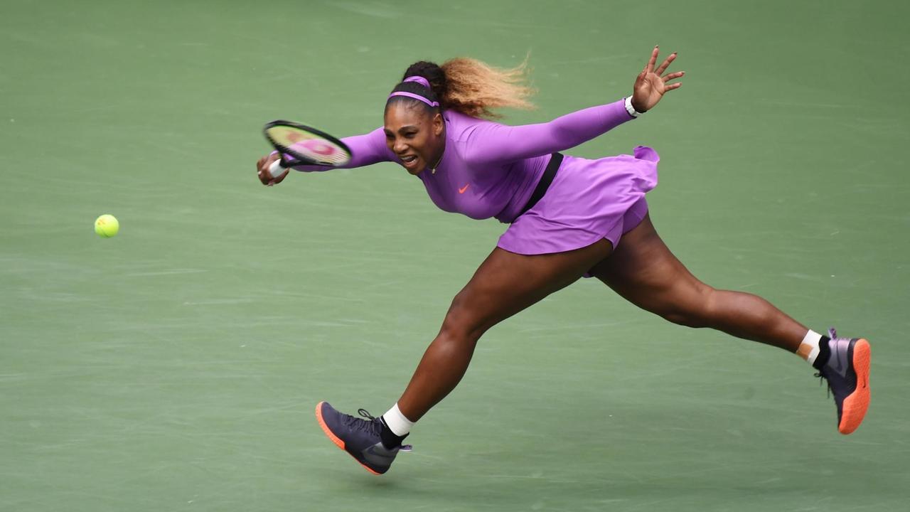 Die Tennisspielerin Serena Williams macht einen großen Ausfallschritt nach links. Die Tennisspielerin Serena Williams macht einen großen Ausfallschritt nach links.