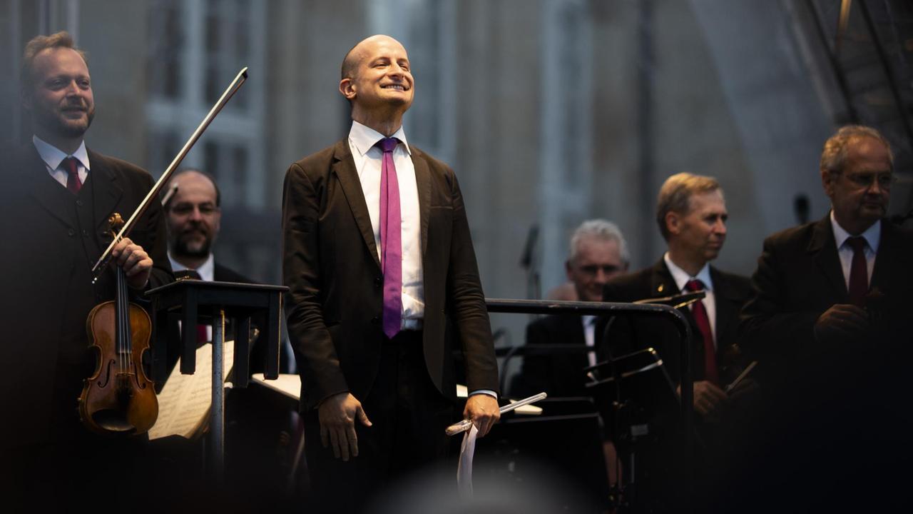 Guillermo García Calvo, Generalmusikdirektor der Theater Chemnitz, steht nach der Aufführung von Ludwig van Beethovens Sinfonie Nr. 9 vor seinem Orchester Guillermo García Calvo, Generalmusikdirektor der Theater Chemnitz, steht nach der Aufführung von Ludwig van Beethovens Sinfonie Nr. 9 vor seinem Orchester