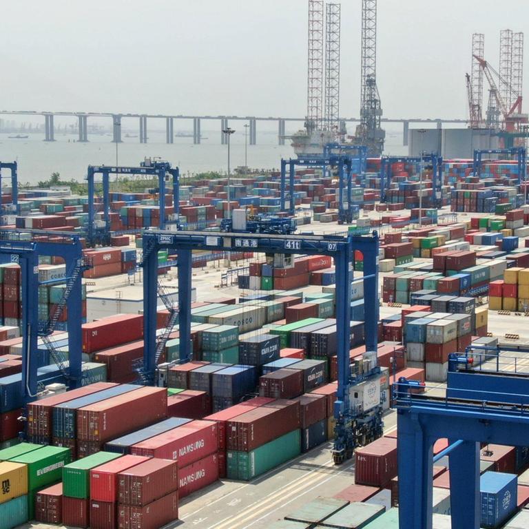 Zahlreiche Frachtcontainer stehen in einem Hafen im chinesischen Nantong.
