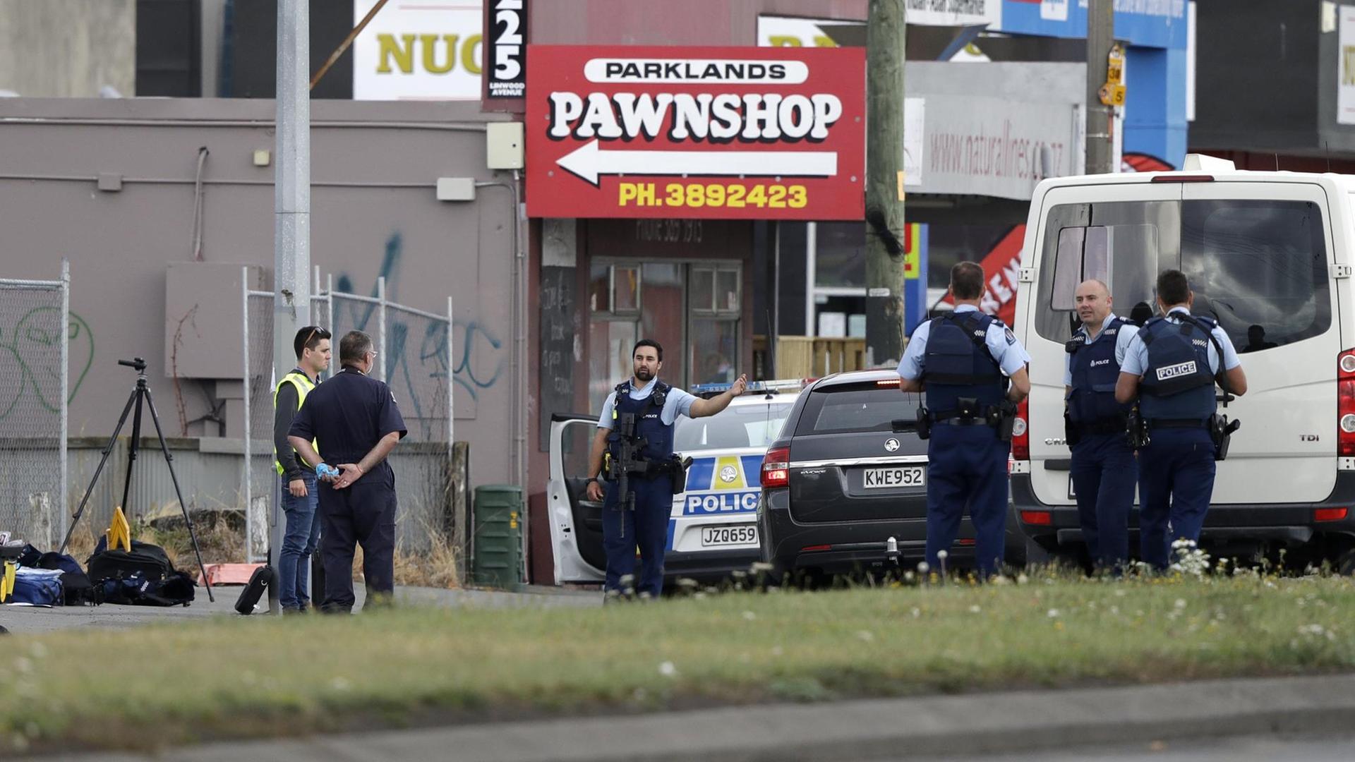 Polizisten sichern nach den Angriffen auf Moscheen in Neuseeland einen der Tatorte in Christchurch. Polizisten sichern nach den Angriffen auf Moscheen in Neuseeland einen der Tatorte in Christchurch.