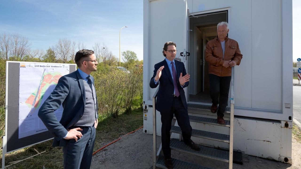 Bundesverkehrsminister Andreas Scheuer während der Einweihung eines der ersten Dusch- und WC-Containern auf der Autobahnraststätte Großbeeren. Bundesverkehrsminister Andreas Scheuer während der Einweihung eines der ersten Dusch- und WC-Containern auf der Autobahnraststätte Großbeeren.