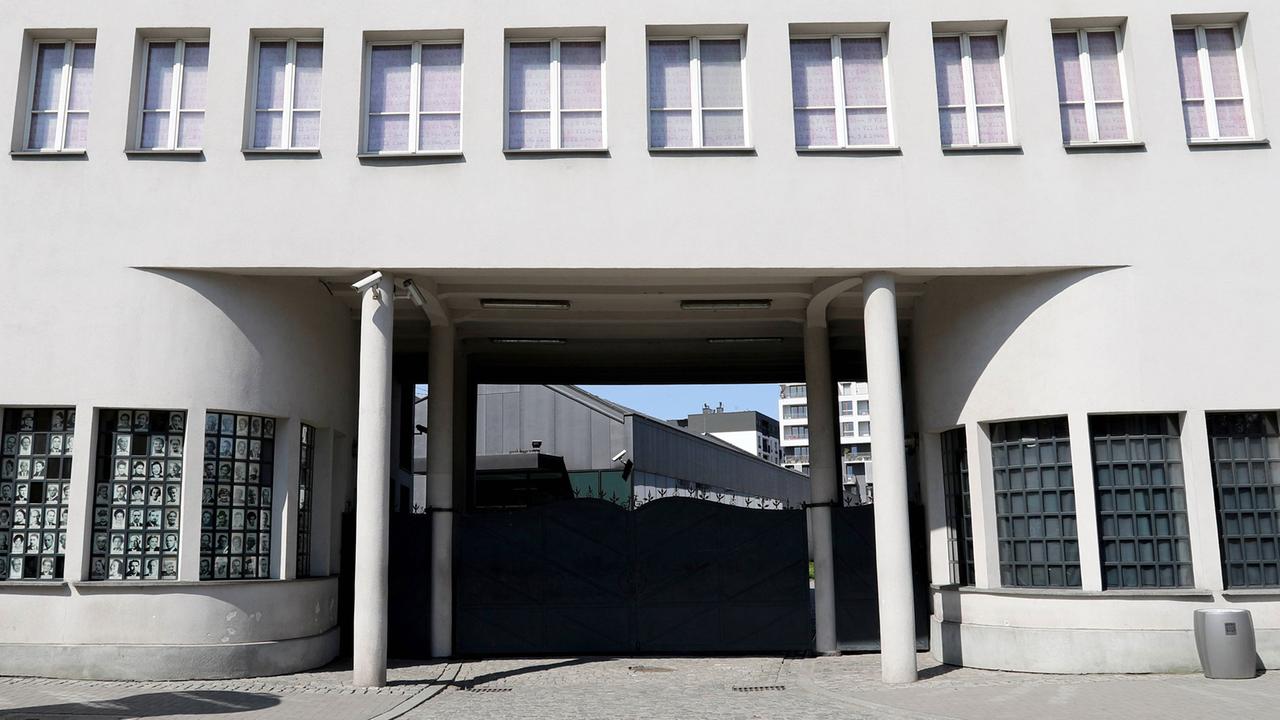 Der ehemalige Werkseingang der Emaillewarenfabrik von Oskar Schindler, heute eine Gedenkstätte und Museum. Der ehemalige Werkseingang der Emaillewarenfabrik von Oskar Schindler, heute eine Gedenkstätte und Museum.