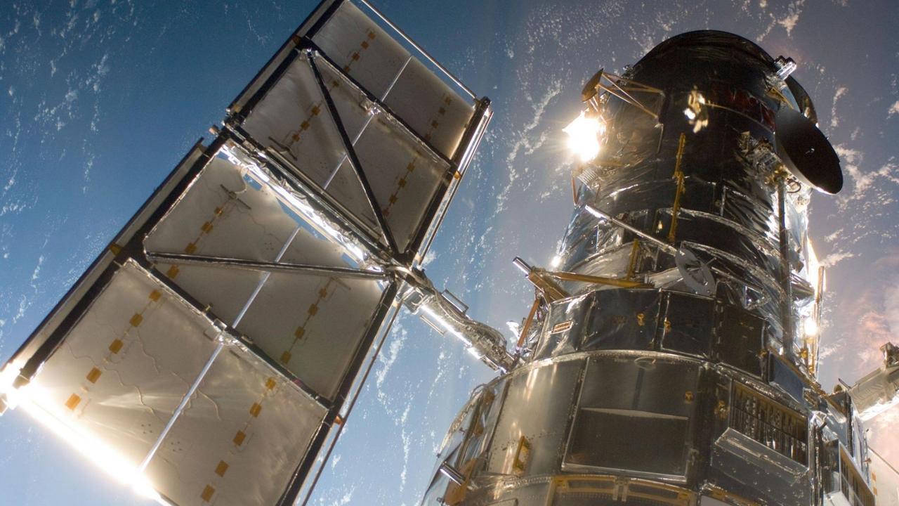 Eine Nahaufnahme des Hubble Space Telescope, während es an das Space Shuttle Atlantis angedockt ist.