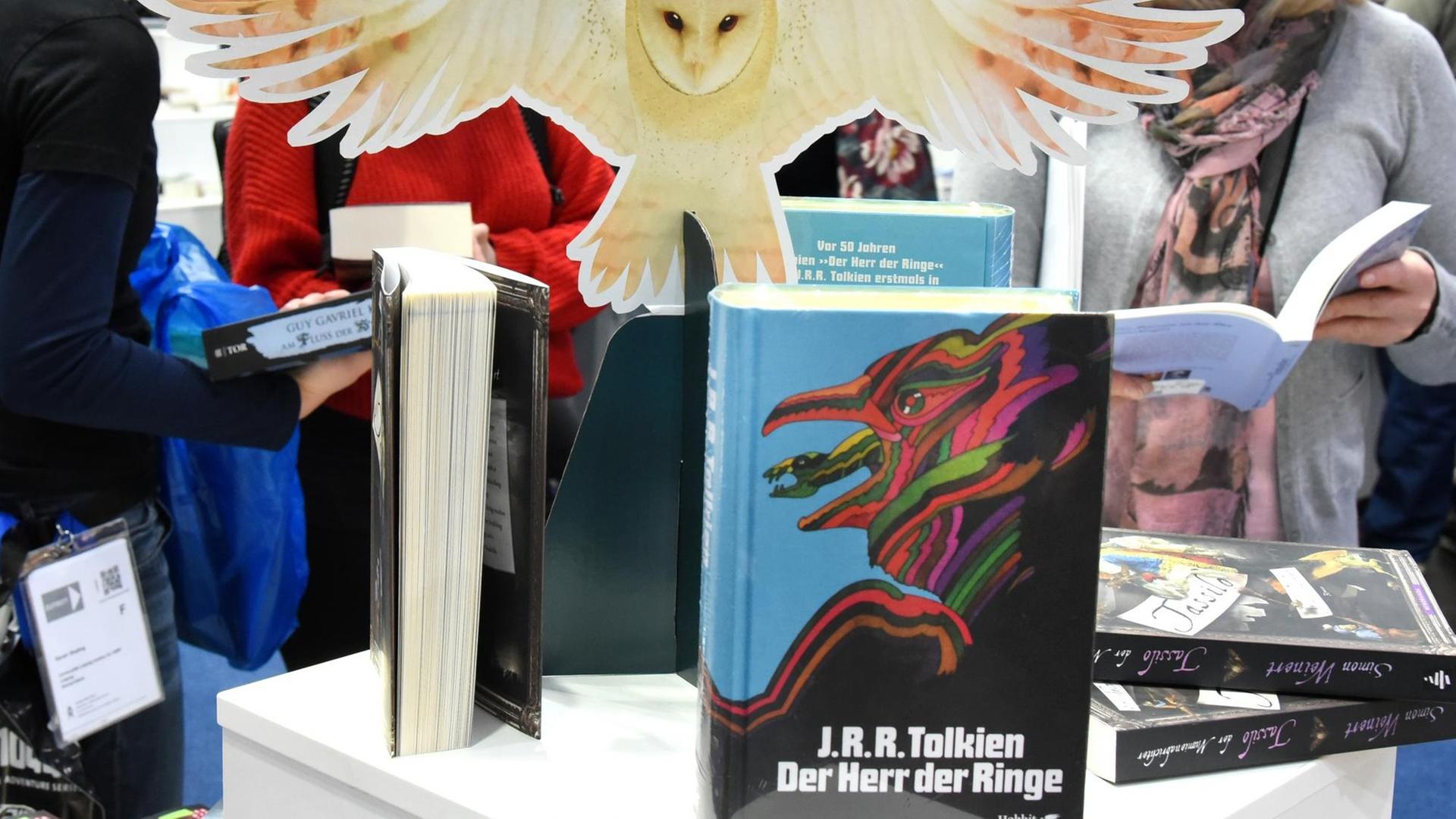 Auf der Leipziger Buchmesse steht das Buch von I.R.R.Tolkien "Herr der Ringe"