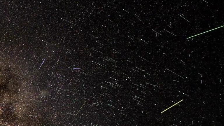 Die Sterne des Hyadenhaufens bewegen sich alle mit nahezu gleicher Geschwindigkeit in etwa der gleichen Richtung durch die Milchstraße; die parallelen Striche deuten Richtung und Geschwindigkeit an, wie sie der Astrometriesatellit GAIA bestimmt hat. Die Sterne des Hyadenhaufens bewegen sich alle mit nahezu gleicher Geschwindigkeit in etwa der gleichen Richtung durch die Milchstraße; die parallelen Striche deuten Richtung und Geschwindigkeit an, wie sie der Astrometriesatellit GAIA bestimmt hat.