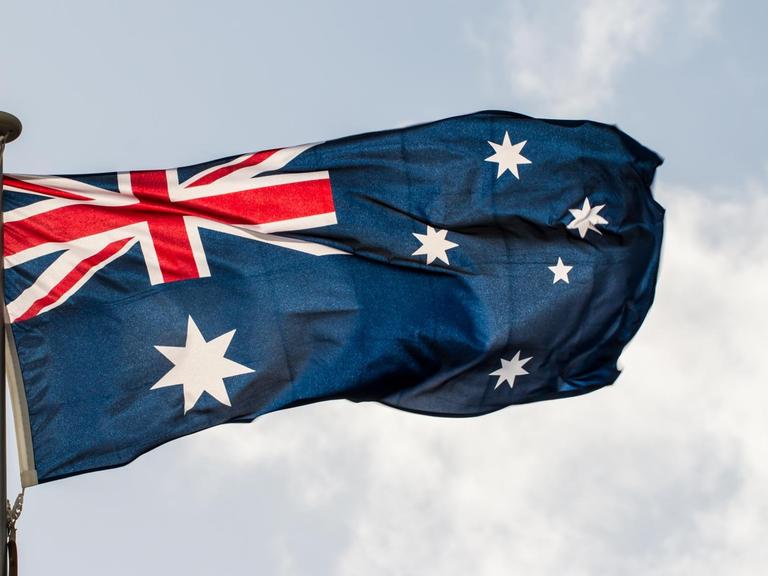 Eine australische Flagge weht im Wind