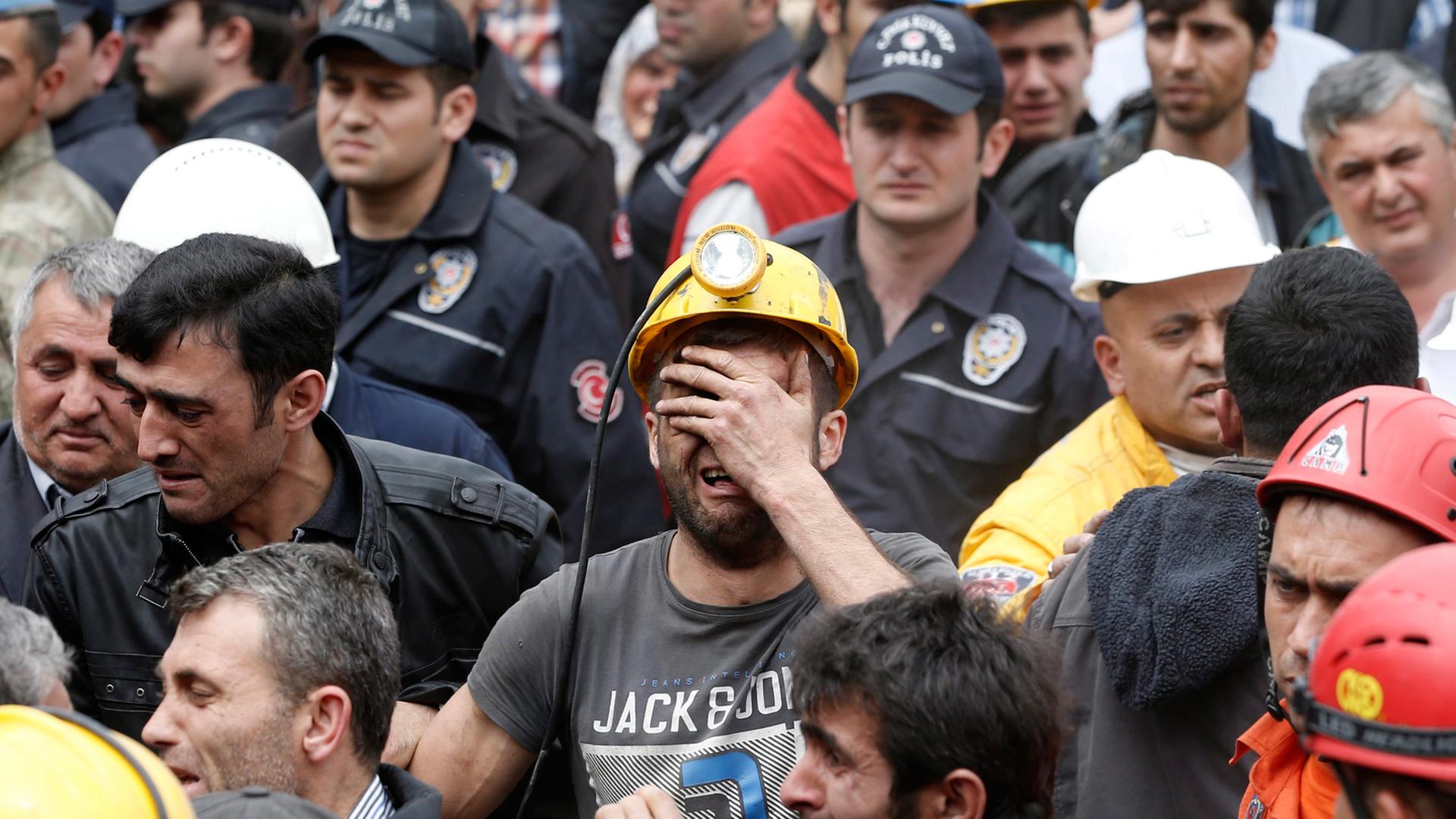 Trauernde Bergarbeiter nach dem Unglück im Kohlekraftwerk Soma in der Provinz Manisa Trauernde Bergarbeiter nach dem Unglück im Kohlekraftwerk Soma in der Provinz Manisa