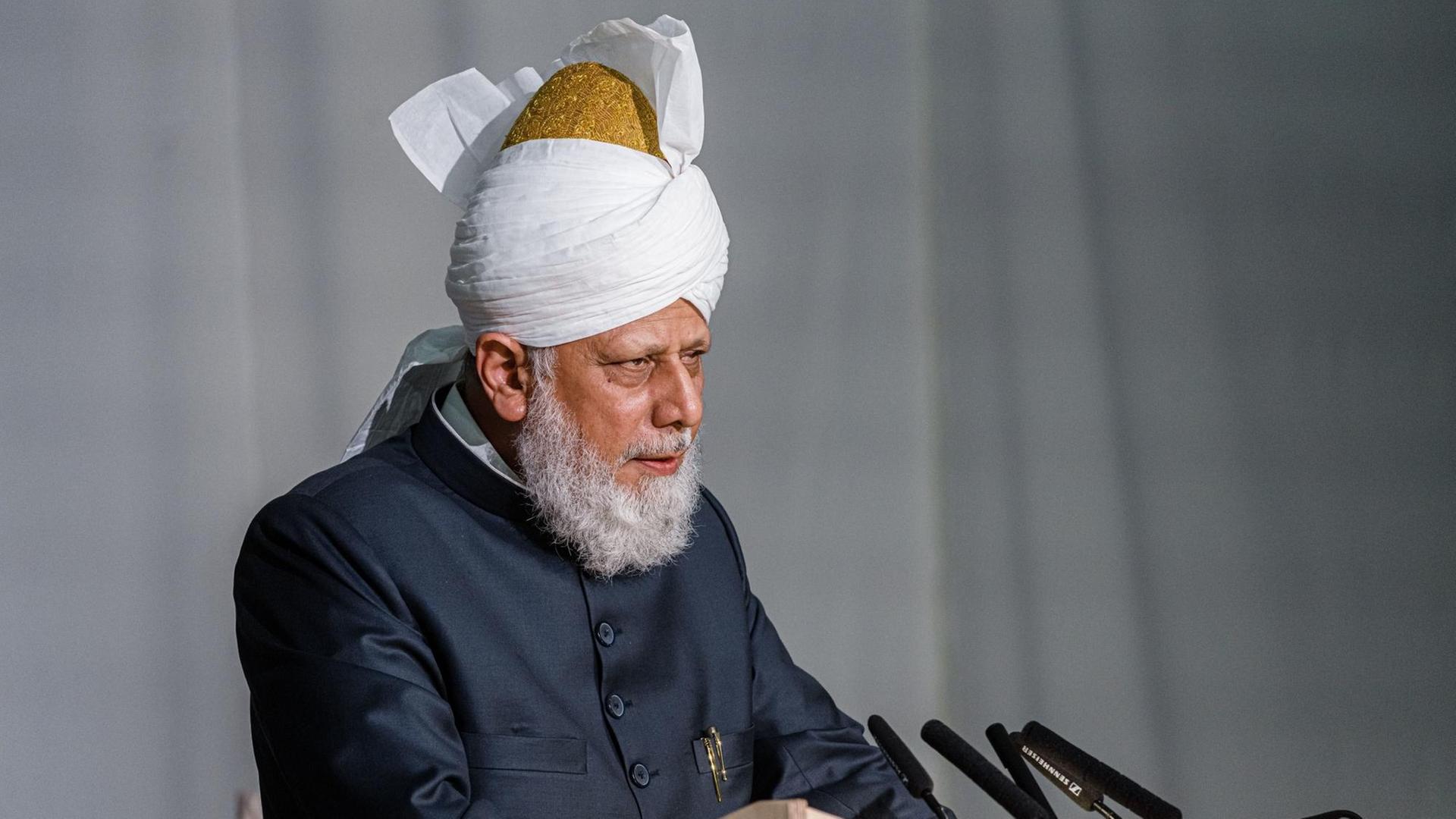 Kalif Mirza Masroor Ahmad bei einer Ansprache. Kalif Mirza Masroor Ahmad bei einer Ansprache.