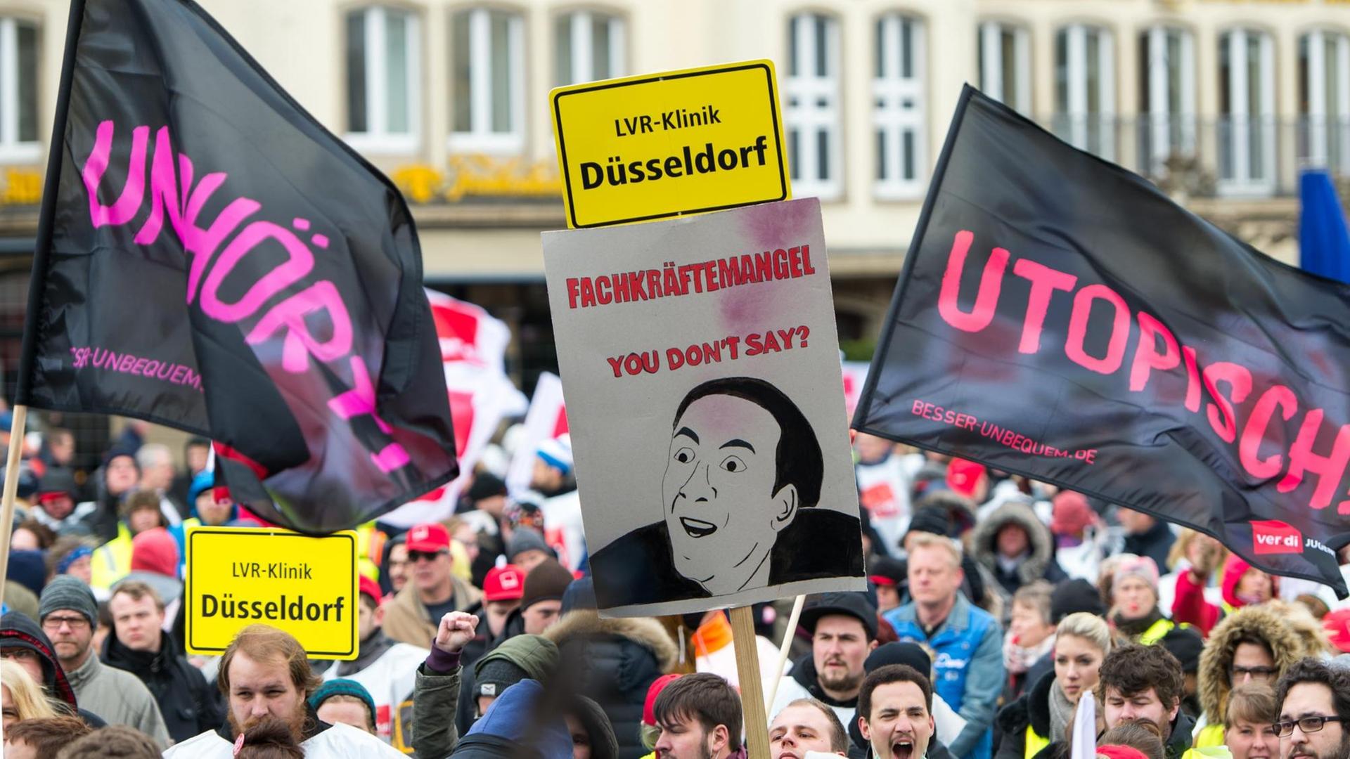 Streikende demonstrieren in Düsseldorf.