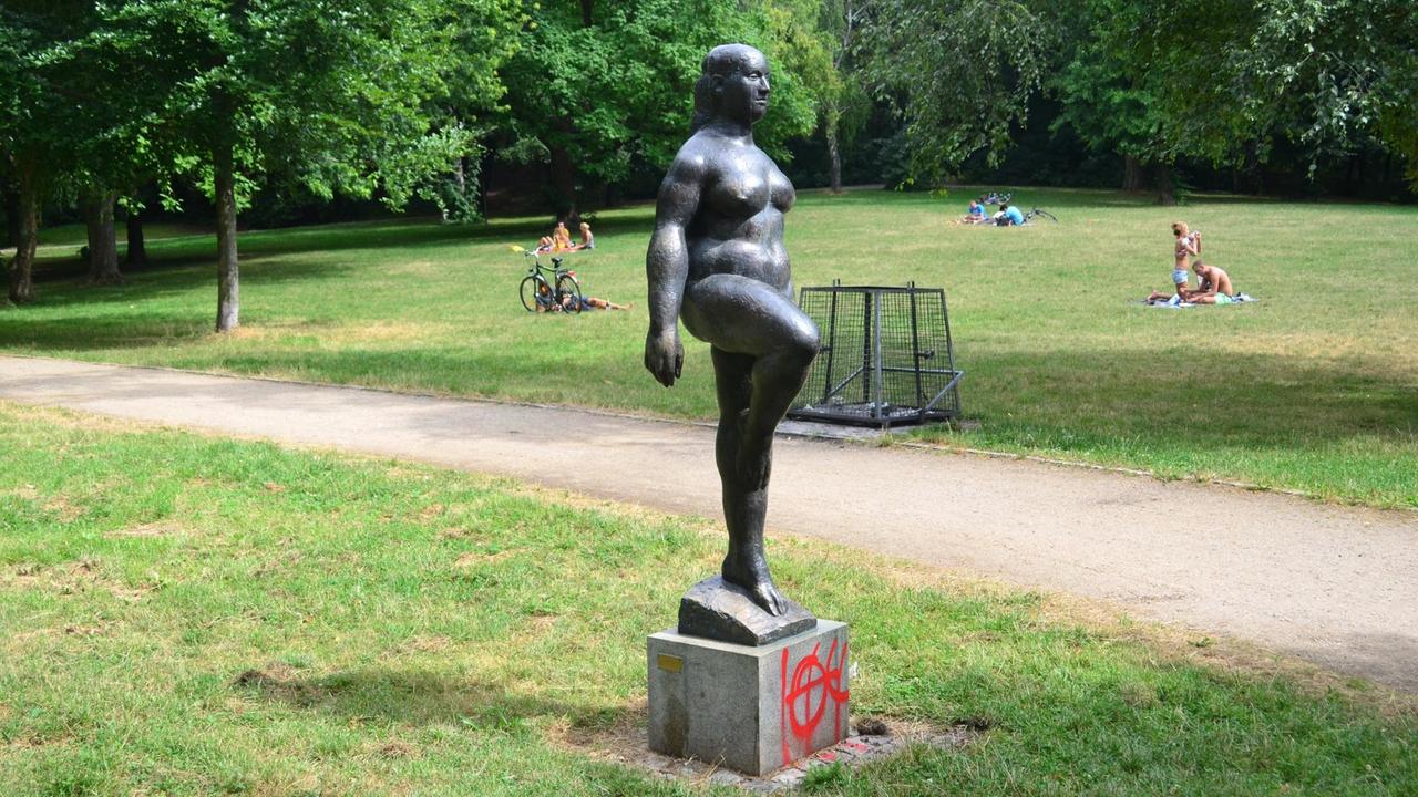 Die Skulptur "Große Stehende auf einem Bein" von Wieland Förster in der Nähe des Kleinen Teiches im Volkspark Friedrichshain im Berliner Bezirk Friedrichshain-Kreuzberg.
