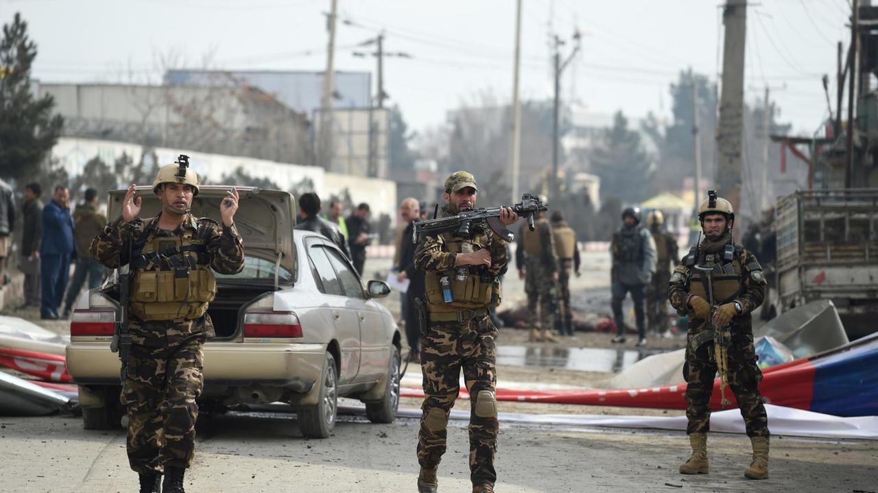 Sicherheitspersonal in der afghanischen Hauptstadt Kabul sperrt nach einer Bombenexplosion die Straße. Sicherheitspersonal in der afghanischen Hauptstadt Kabul sperrt nach einer Bombenexplosion die Straße.