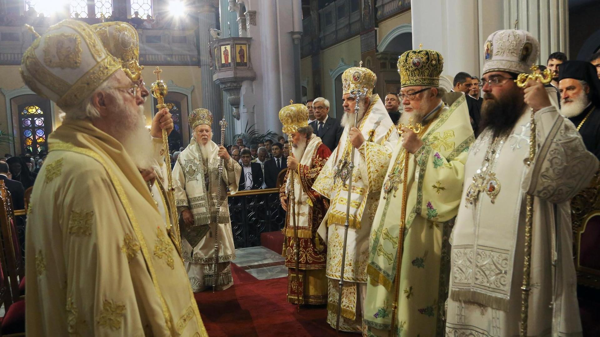 Bischöfe mehrerer christlich-orthodoxer Kirchen feiern (19.6) in einer Kirche auf der griechischen Insel Heraklion gemeinsam eine Messe.