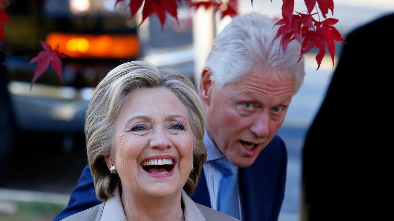 Hillary und Bill Clinton vor ihrer Stimmabgabe in Chappaqua, New York, am 8. November 2016 Hillary und Bill Clinton vor ihrer Stimmabgabe in Chappaqua, New York, am 8. November 2016