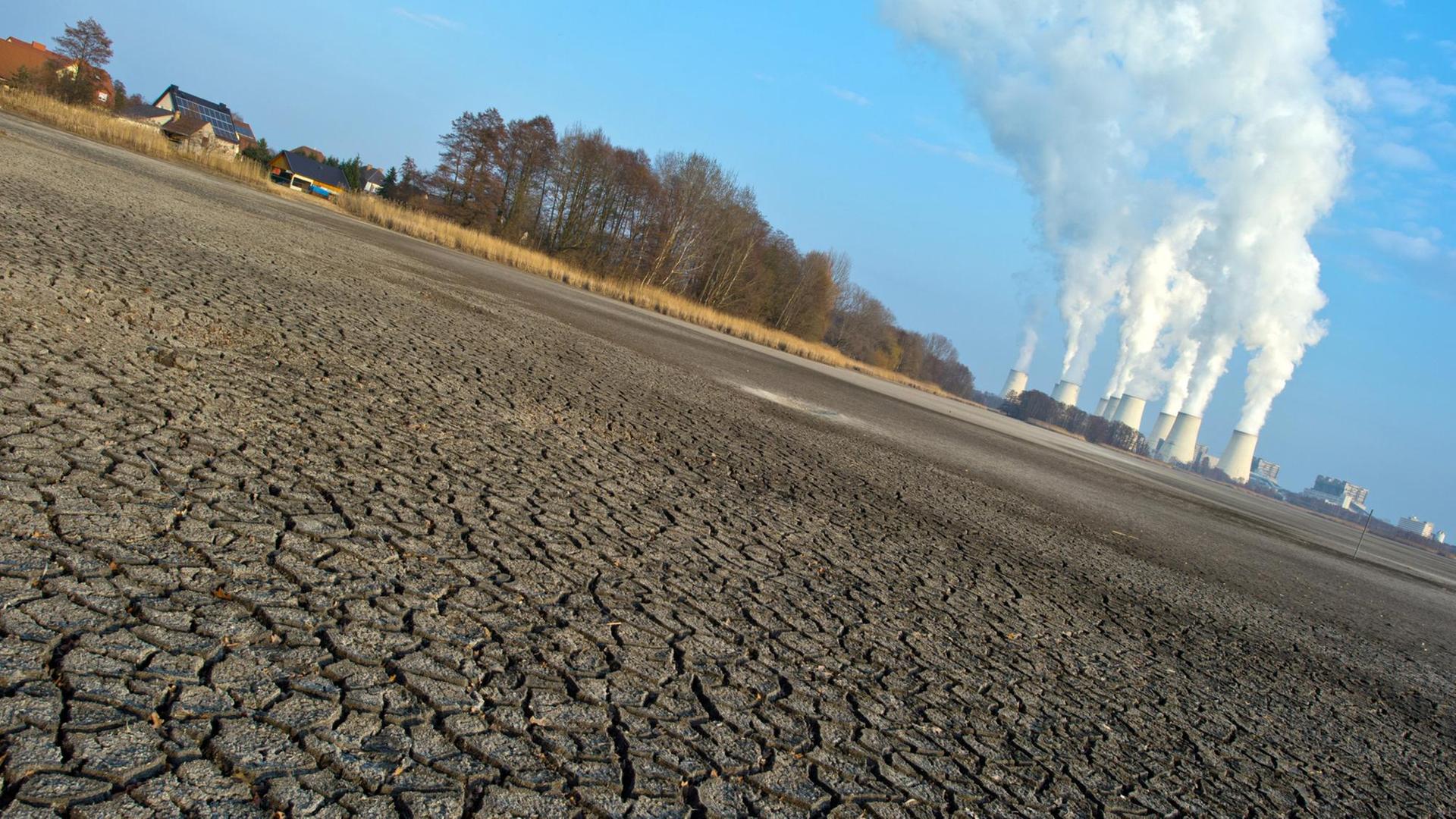 Ausgetrocknete Böden und Wasserdampf aus Kohlekraftwerken Ausgetrocknete Böden und Wasserdampf aus Kohlekraftwerken