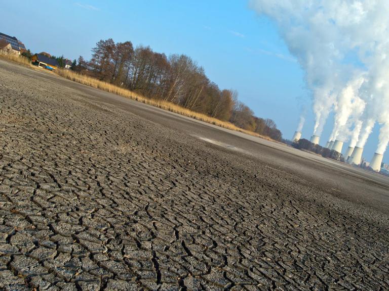 Ausgetrocknete Böden und Wasserdampf aus Kohlekraftwerken