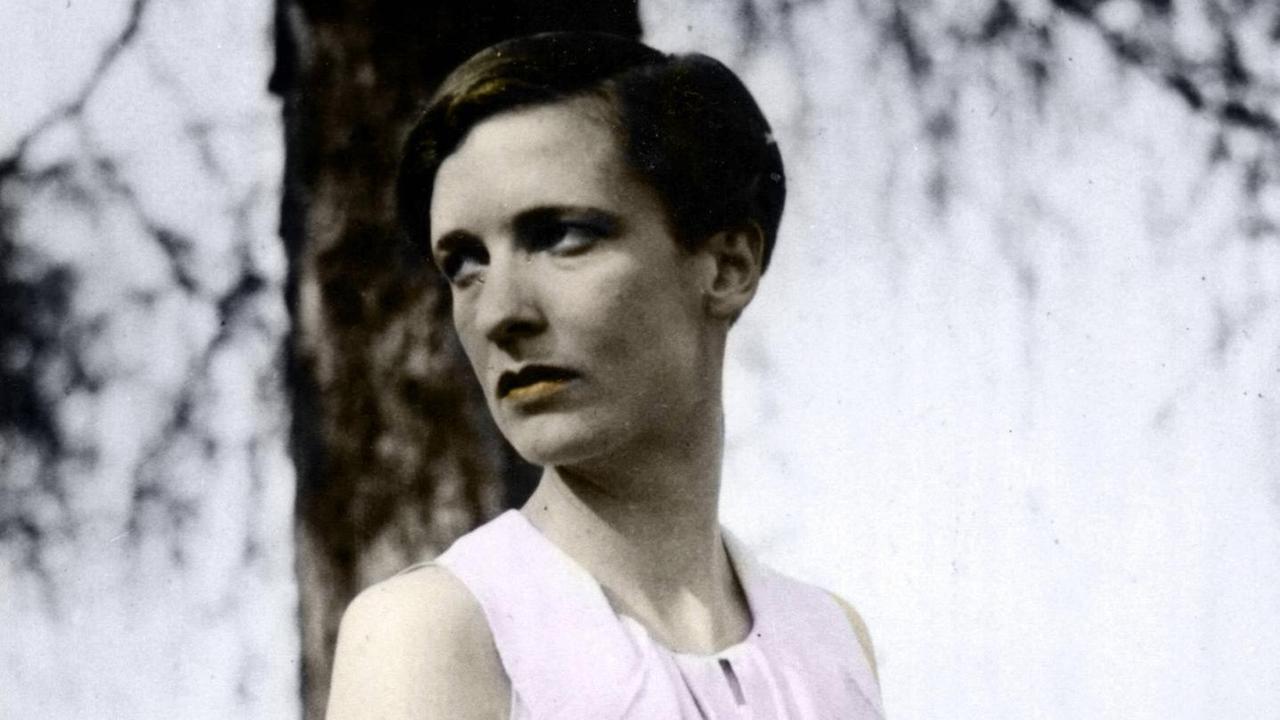 Annemarie Schwarzenbach lehnt an einem Baum Annemarie Schwarzenbach lehnt an einem Baum