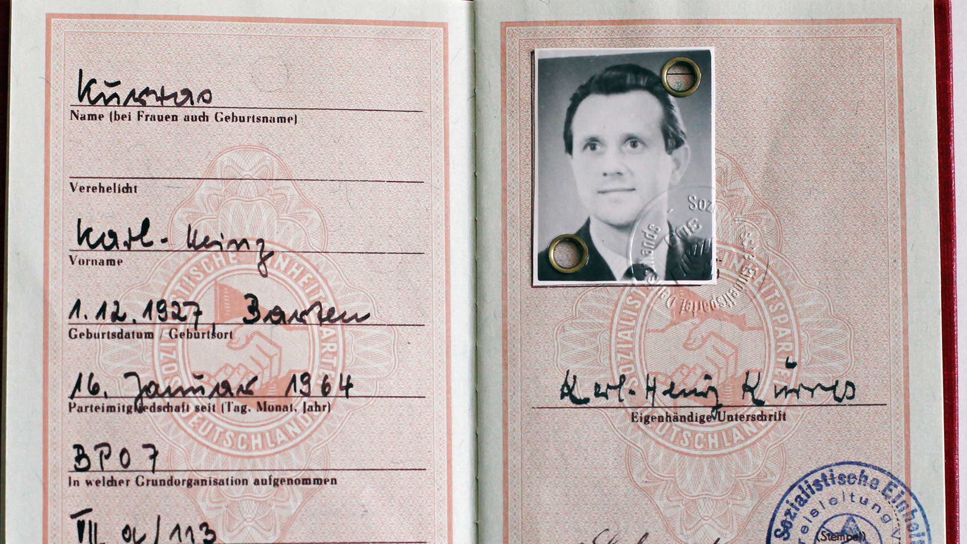 Das SED-Mitgliedsbuch des West-Berliner Polizisten Karl-Heinz Kurras, der während des Schah-Besuchs am 2. Juni 1967 den Studenten Benno Ohnesorg erschoss, aufgenommen am 28.05.2009 in Berlin in der Stasi-Unterlagenbehörde. Das SED-Mitgliedsbuch des West-Berliner Polizisten Karl-Heinz Kurras, der während des Schah-Besuchs am 2. Juni 1967 den Studenten Benno Ohnesorg erschoss, aufgenommen am 28.05.2009 in Berlin in der Stasi-Unterlagenbehörde.