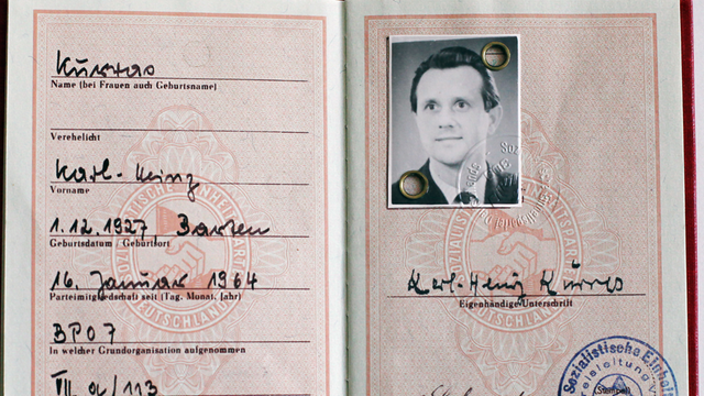 Das SED-Mitgliedsbuch des West-Berliner Polizisten Karl-Heinz Kurras, der während des Schah-Besuchs am 2. Juni 1967 den Studenten Benno Ohnesorg erschoss, aufgenommen am 28.05.2009 in Berlin in der Stasi-Unterlagenbehörde.
