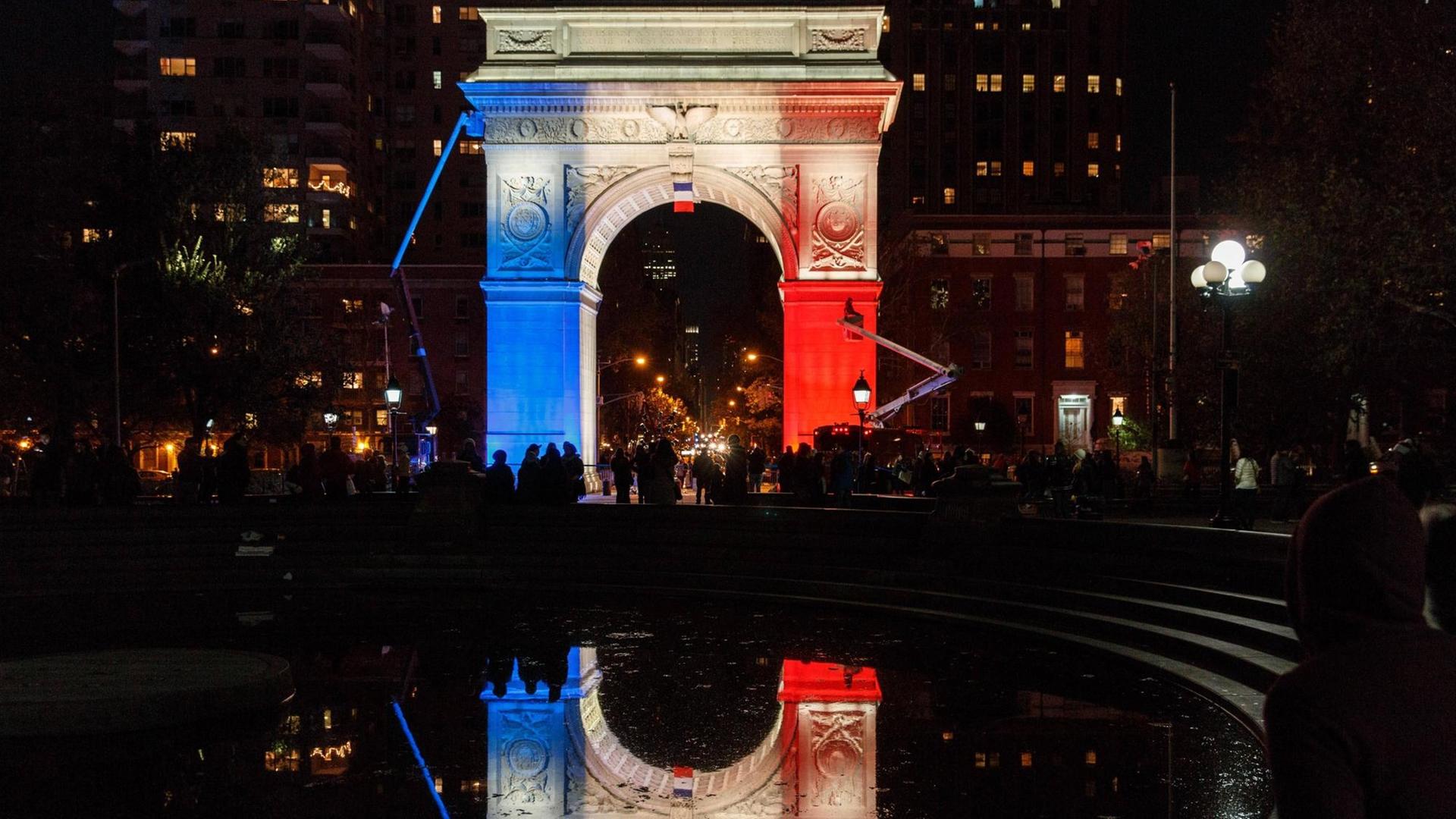 Der Triumphbogen am Washington Square in New York leuchtet in den Farben der Trikolore, um an die Opfer der Terroranschläge von Paris zu erinnern. Der Triumphbogen am Washington Square in New York leuchtet in den Farben der Trikolore, um an die Opfer der Terroranschläge von Paris zu erinnern.