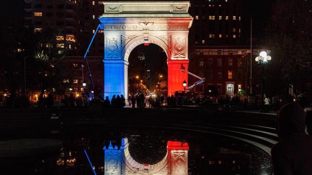 Der Triumphbogen am Washington Square in New York leuchtet in den Farben der Trikolore, um an die Opfer der Terroranschläge von Paris zu erinnern.