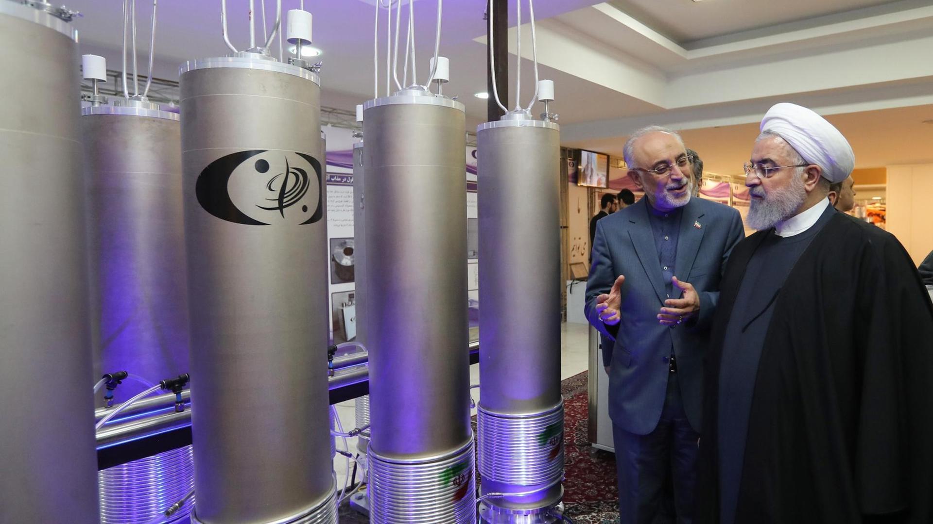 Irans Präsident Hassan Rohani mit dem Chef der Atombehörde, Ali Akbar Salehi, am 9.4.2019 Irans Präsident Hassan Rohani mit dem Chef der Atombehörde, Ali Akbar Salehi, am 9.4.2019
