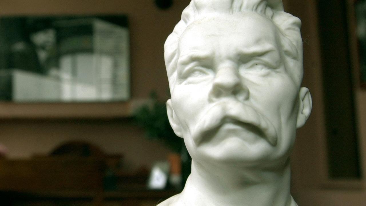 In der Maxim Gorki-Gedenkstätte in Heringsdorf steht eine Büste von Alexei Maximowitsch Peschkow - in der Literatur besser bekannt unter dem Pseudonym Maxim Gorki (der Bittere) - auf einem Tisch. In der Maxim Gorki-Gedenkstätte in Heringsdorf steht eine Büste von Alexei Maximowitsch Peschkow - in der Literatur besser bekannt unter dem Pseudonym Maxim Gorki (der Bittere) - auf einem Tisch.