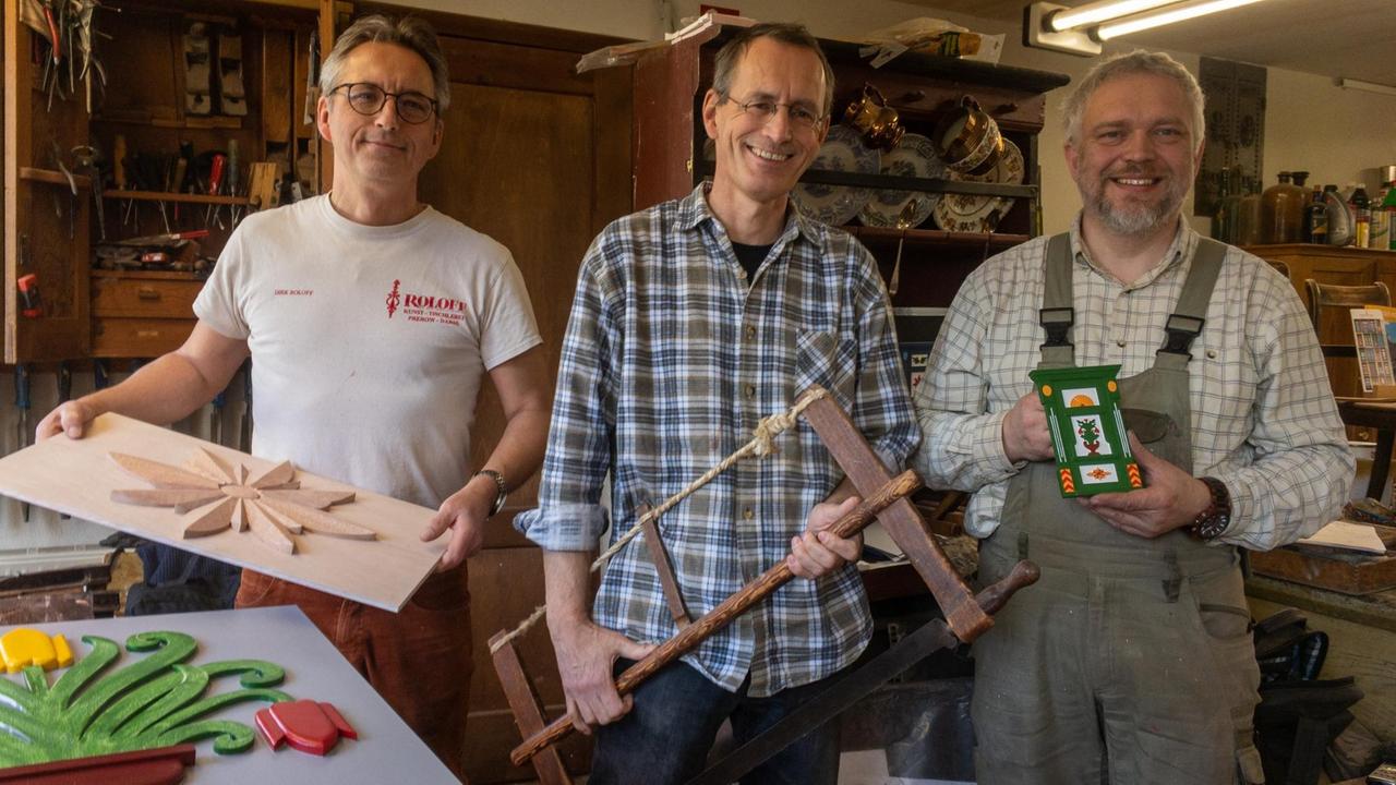 Dirk und René Roloff und ihr Mitarbeiter Steffen Bläsingin in der Tischlerei der Roloffs in Prerow. Dirk und René Roloff und ihr Mitarbeiter Steffen Bläsingin in der Tischlerei der Roloffs in Prerow.