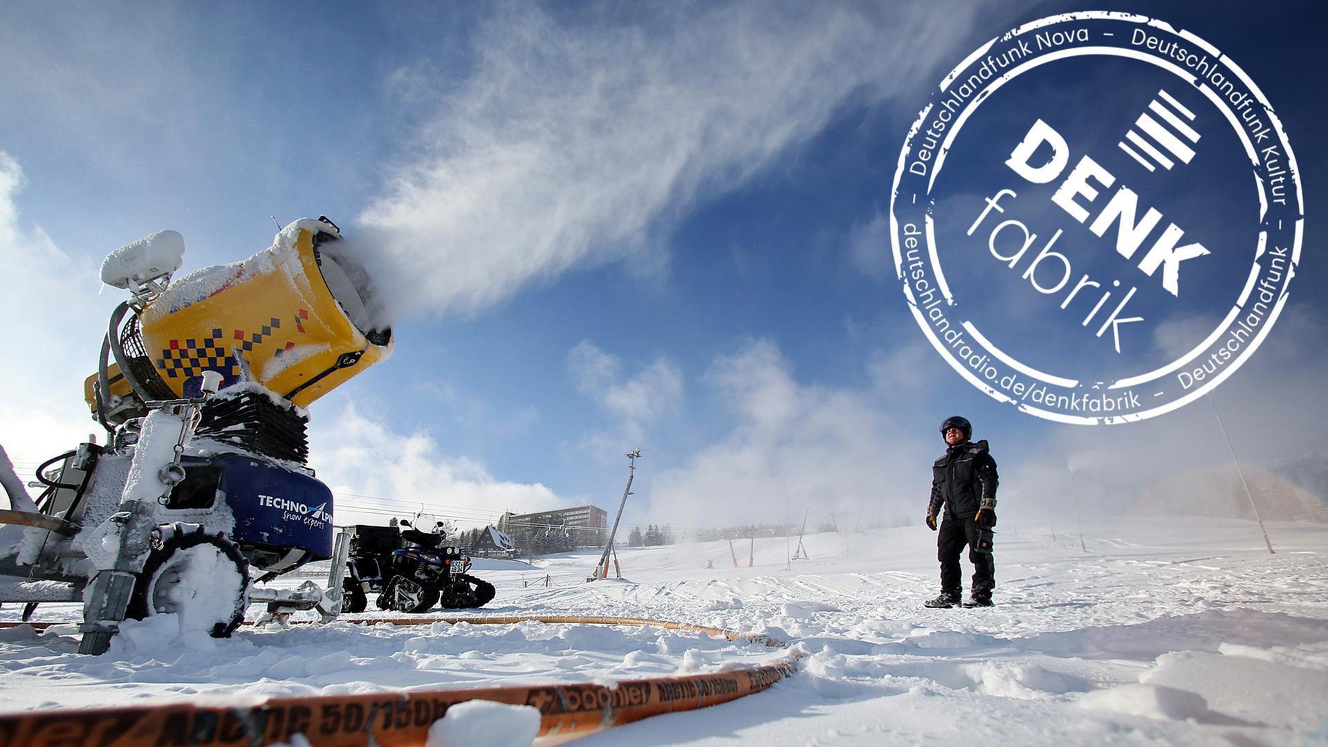 Schneekanone auf einer Skipiste am Fuße des Fichtelbergs in Oberwiesenthal, Sachsen. Schneekanone auf einer Skipiste am Fuße des Fichtelbergs in Oberwiesenthal, Sachsen.