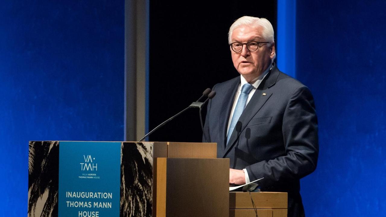 19.06.2018, USA, Los Angeles (Kalifornien): Bundespräsident Frank-Walter Steinmeier spricht bei der Konferenz "Struggle for Democracy" im Harold M. Williams Auditorium. Bundespräsident Steinmeier und seine Frau sind zu einem dreitägigen Besuch in Kalifornien 19.06.2018, USA, Los Angeles (Kalifornien): Bundespräsident Frank-Walter Steinmeier spricht bei der Konferenz "Struggle for Democracy" im Harold M. Williams Auditorium. Bundespräsident Steinmeier und seine Frau sind zu einem dreitägigen Besuch in Kalifornien