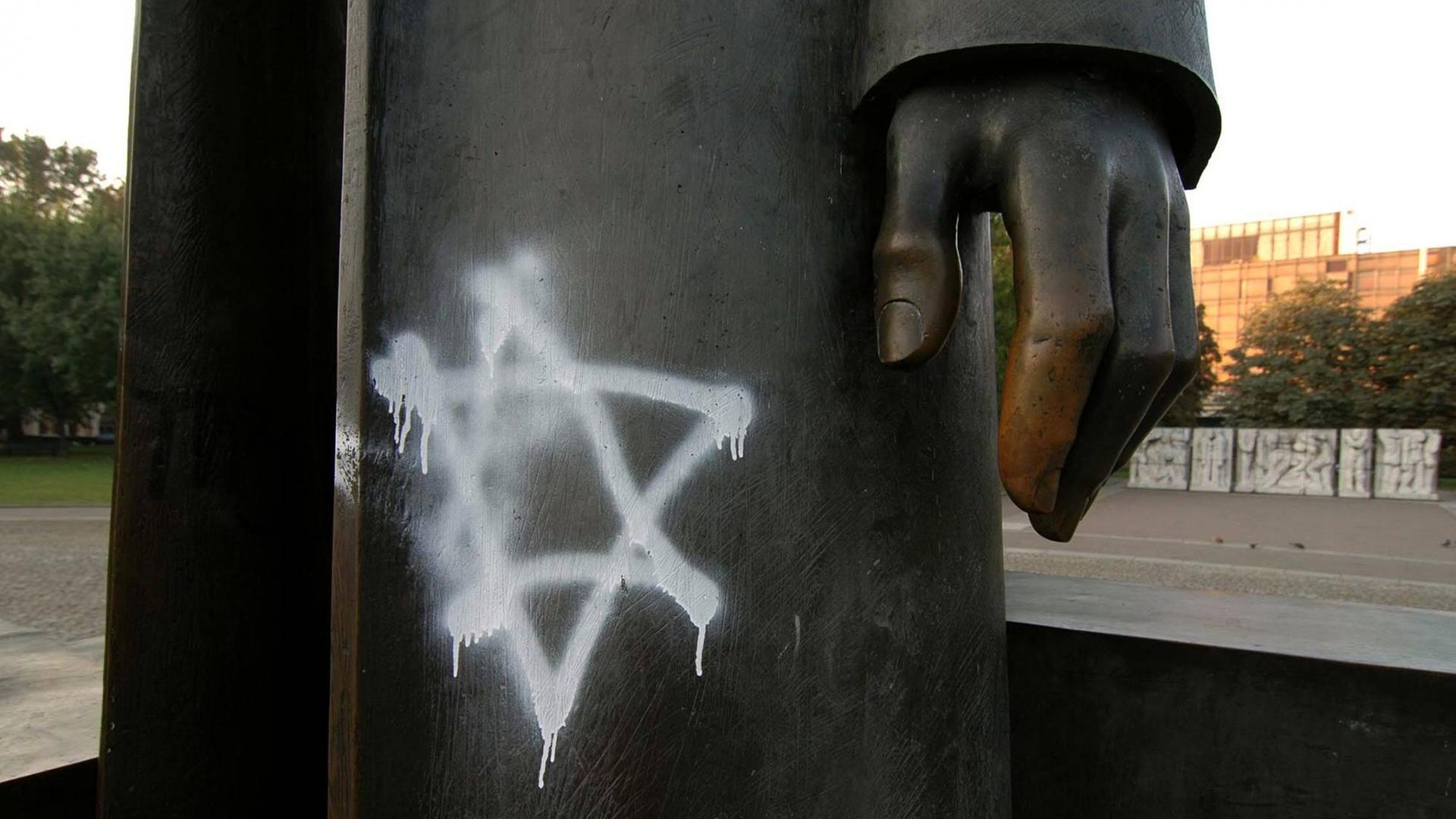 Antisemitische Schmierereien auf Plastiken von Marx und Engels am Alexanderplatz in Berlin. Antisemitische Schmierereien auf Plastiken von Marx und Engels am Alexanderplatz in Berlin.