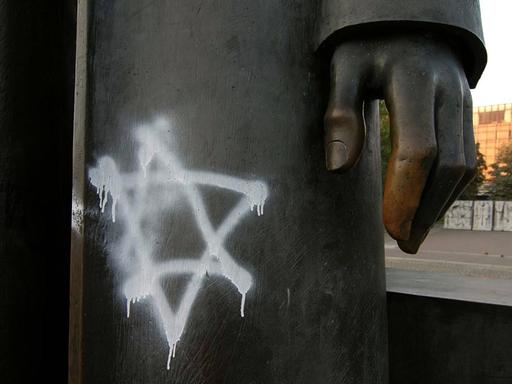 Antisemitische Schmierereien auf Plastiken von Marx und Engels am Alexanderplatz in Berlin.