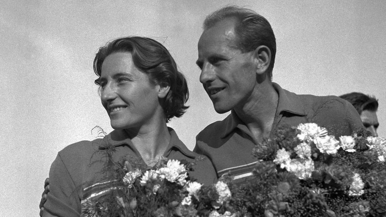 Emil and Dana Zátopek, das Sportlerehepaar gewann bei den Olympischen Spielen 1954 in Helsinki vier Goldmedaillen Emil and Dana Zátopek, das Sportlerehepaar gewann bei den Olympischen Spielen 1954 in Helsinki vier Goldmedaillen