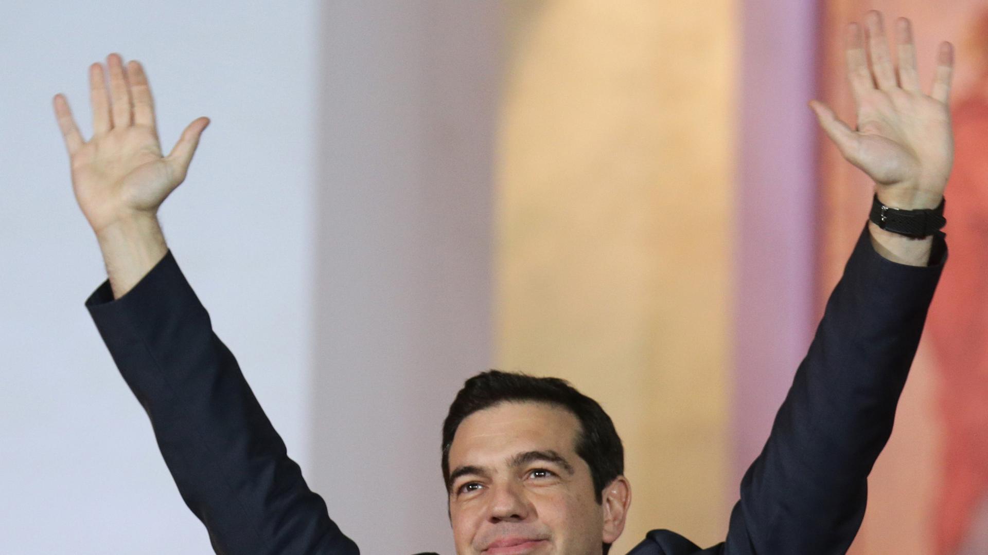 Alexis Tsipras winkt mit beiden Händen. Alexis Tsipras winkt mit beiden Händen.