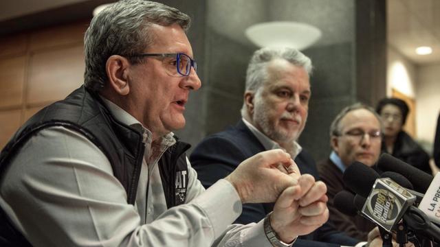 Der Bürgermeister der Stadt Quebec, Régis Labeaume, der Premierminister von Quebec, Philippe Couillard, und der Minister für öffentliche Sicherheit, Martin Coiteux geben eine Pressekonferenz nach dem Attentat auf eine Moschee in Quebec.
