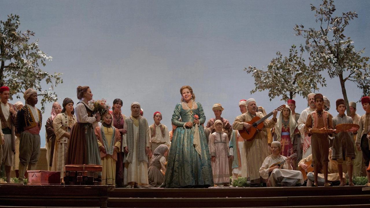 Sängerin Renee Fleming als Desdemona in einer Inszenierung von Verdis Oper "Othello" an der Metropolitan Opera in New York im Oktober 2012. Sängerin Renee Fleming als Desdemona in einer Inszenierung von Verdis Oper "Othello" an der Metropolitan Opera in New York im Oktober 2012.