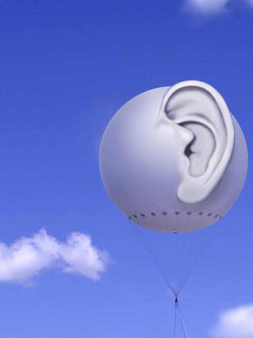 Fesselballon mit dreidimensionalem menschlichem Ohr vor blauem Himmel mit weißen Wolken (Symbolbild)