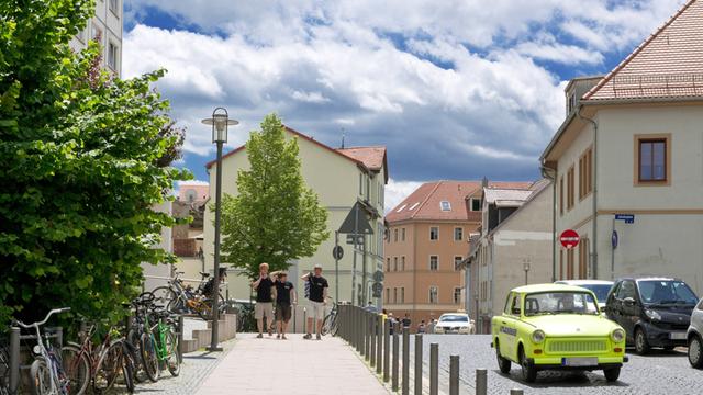 Alltägliche Straßenszene in Weimar (Thüringen), aufgenommen am 22.06.2013