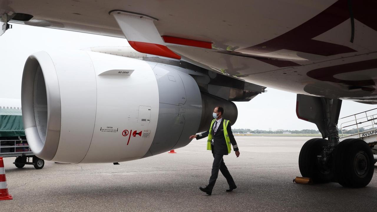 Der Flugkapitän bei seinem "Walk round". Der Pilot kontrolliert optisch das Flugzeug. Mit den Sommerferien schnellen am Flughafen Düsseldorf die Passagierzahlen wieder in die Höhe. Nach aktuellem Stand rechnet der größte Flughafen von Nordrhein-Westfalen im Juli mit mehr als einer Million Passagiere. Am 5. Juli beginnen in Nordrhein-Westfalen die Sommerferien. Der Flugkapitän bei seinem "Walk round". Der Pilot kontrolliert optisch das Flugzeug. Mit den Sommerferien schnellen am Flughafen Düsseldorf die Passagierzahlen wieder in die Höhe. Nach aktuellem Stand rechnet der größte Flughafen von Nordrhein-Westfalen im Juli mit mehr als einer Million Passagiere. Am 5. Juli beginnen in Nordrhein-Westfalen die Sommerferien.