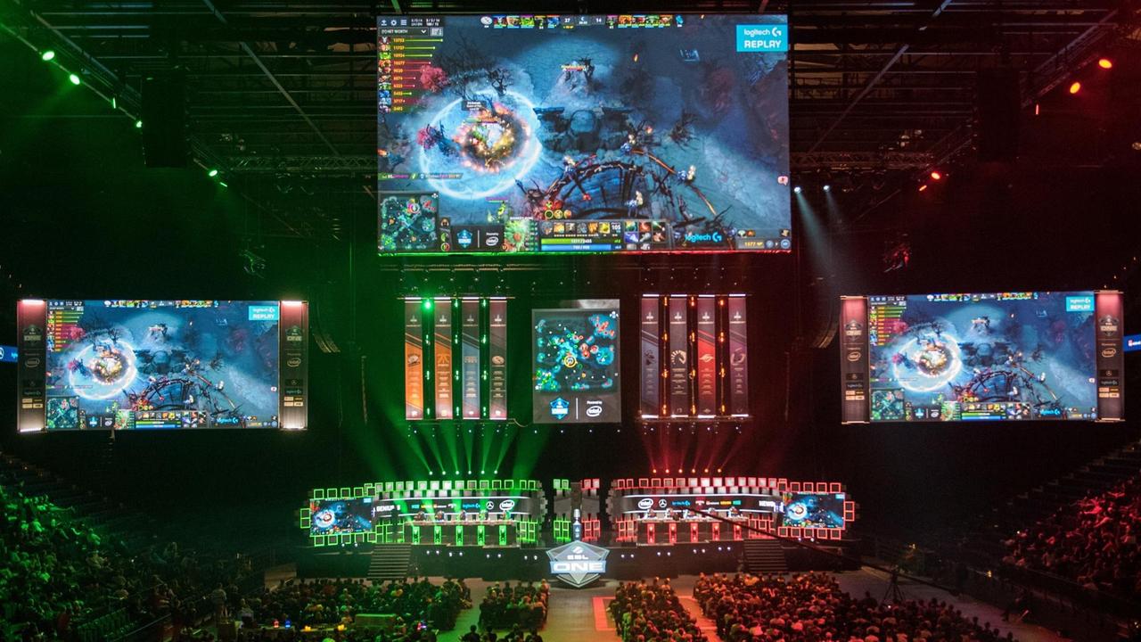 Blick in die Arena in Hamburg, in der Teilnehmer des eSport-Events "ESL One Hamburg" das Computerspiel "Dota 2" spielen. Blick in die Arena in Hamburg, in der Teilnehmer des eSport-Events "ESL One Hamburg" das Computerspiel "Dota 2" spielen.