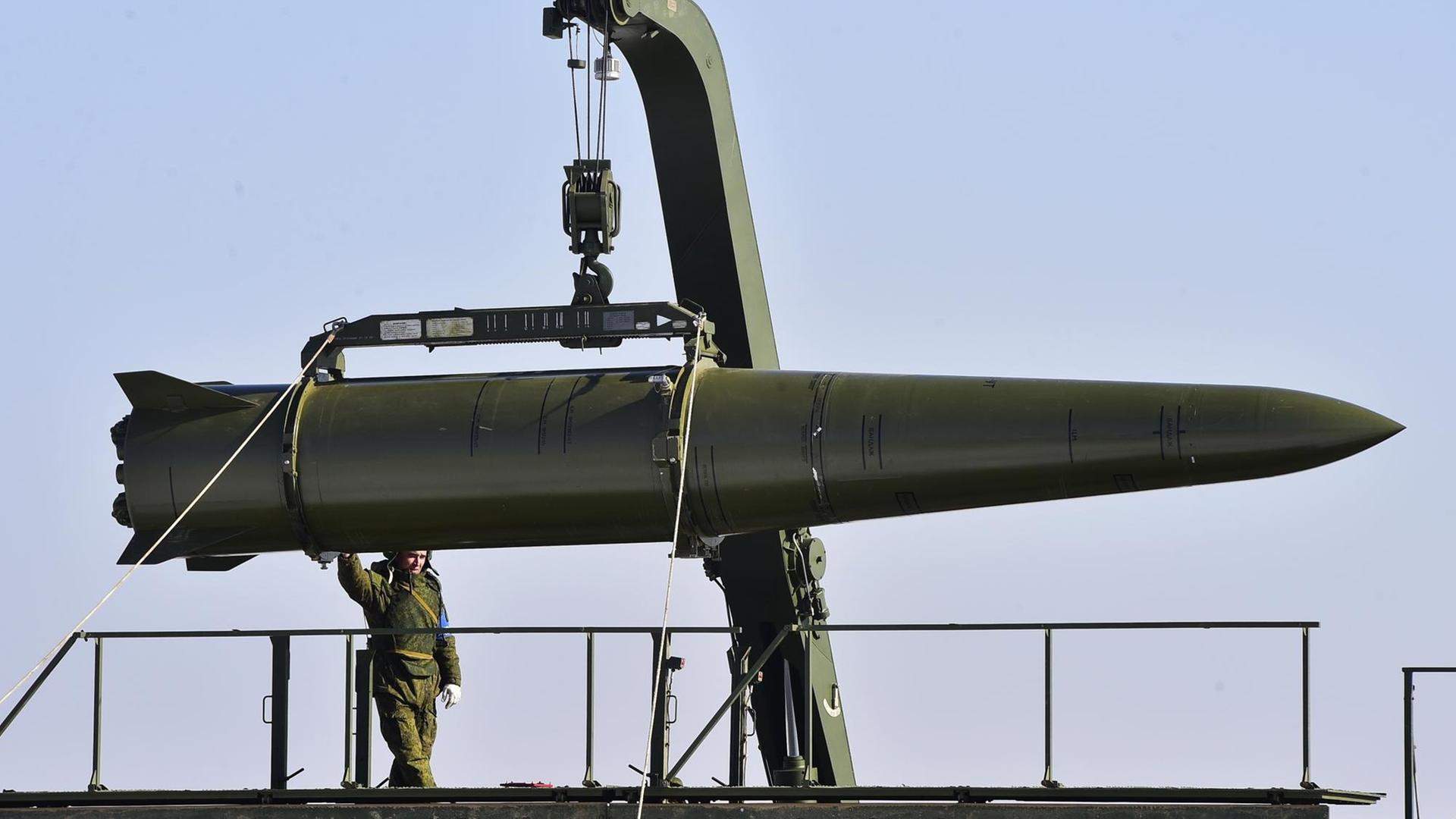 Russische Soldaten beim Laden einer Rakete in einen Iskander-M-Raketenwerfer während einer militärischen Übung des russischen Militärbezirks in einem Schießgebiet in Ussuriysk. Russische Soldaten beim Laden einer Rakete in einen Iskander-M-Raketenwerfer während einer militärischen Übung des russischen Militärbezirks in einem Schießgebiet in Ussuriysk.