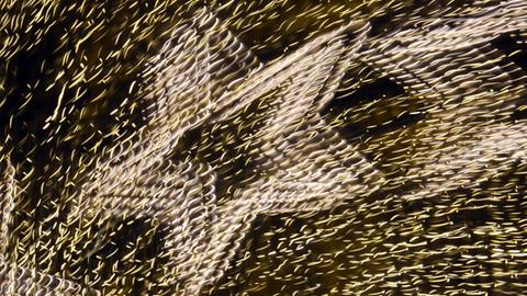 Illustration - Sterne aus Lichterketten und weitere Lichter hängen am 12.12.2012 in Berlin an den Potsdamer Platz Arkaden. (Wischeffekt durch Langzeitbelichtung.)