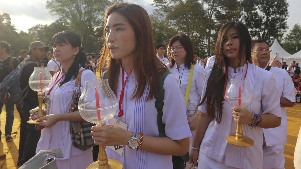 Frauen am 02. Juni 2015 auf einer Prozession zum Vesakh Fest in Magelang, Zentral-Java, Indonesien. Millionen Buddhisten auf der ganzen Welt feiern den Vesakh Tag um die Geburt, Erleuchtung und den Tot von Siddhartha Gautama Buddha, dem Gründer des Buddhismus, zu feiern. Frauen am 02. Juni 2015 auf einer Prozession zum Vesakh Fest in Magelang, Zentral-Java, Indonesien. Millionen Buddhisten auf der ganzen Welt feiern den Vesakh Tag um die Geburt, Erleuchtung und den Tot von Siddhartha Gautama Buddha, dem Gründer des Buddhismus, zu feiern.