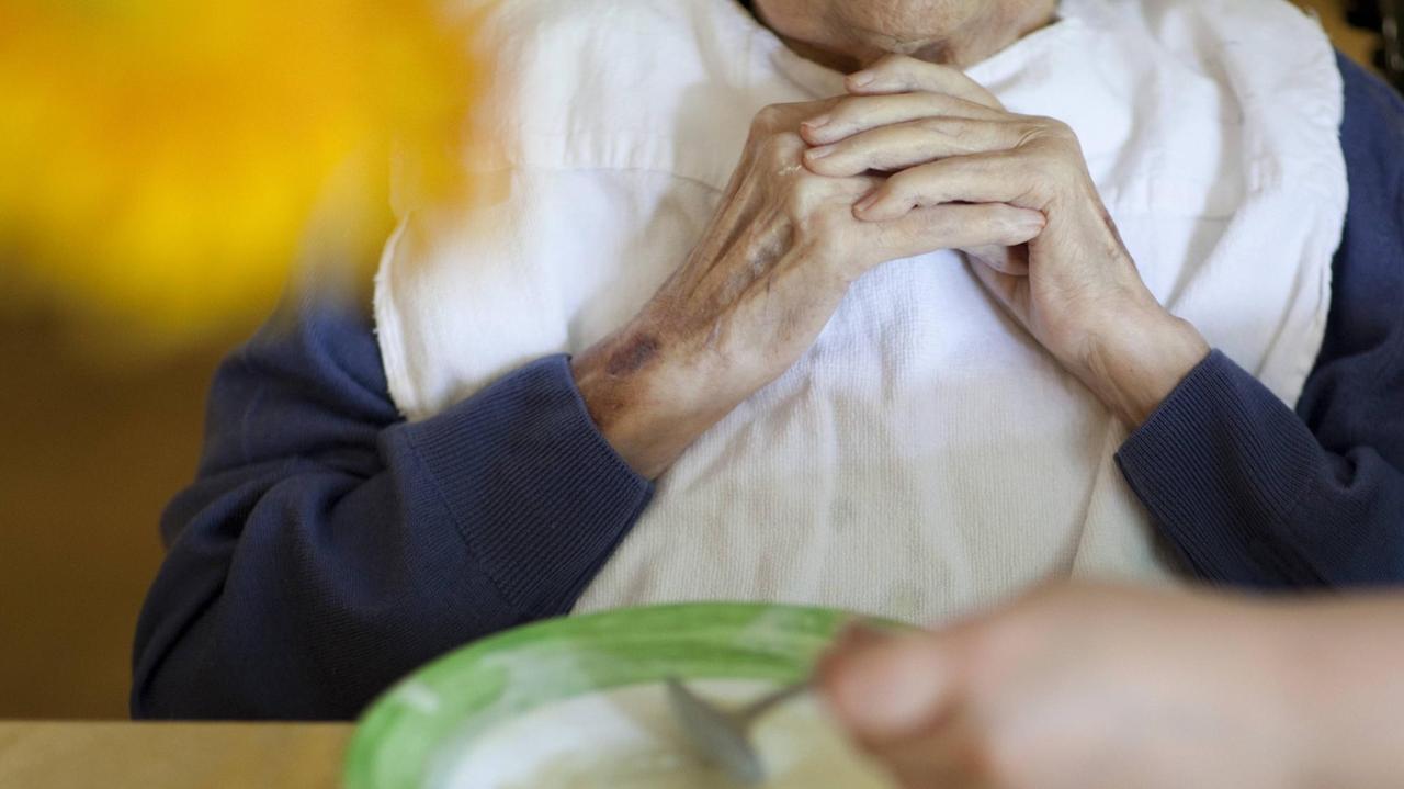 Eine alte Frau beim Essen in einem Altenpflegeheim Eine alte Frau beim Essen in einem Altenpflegeheim