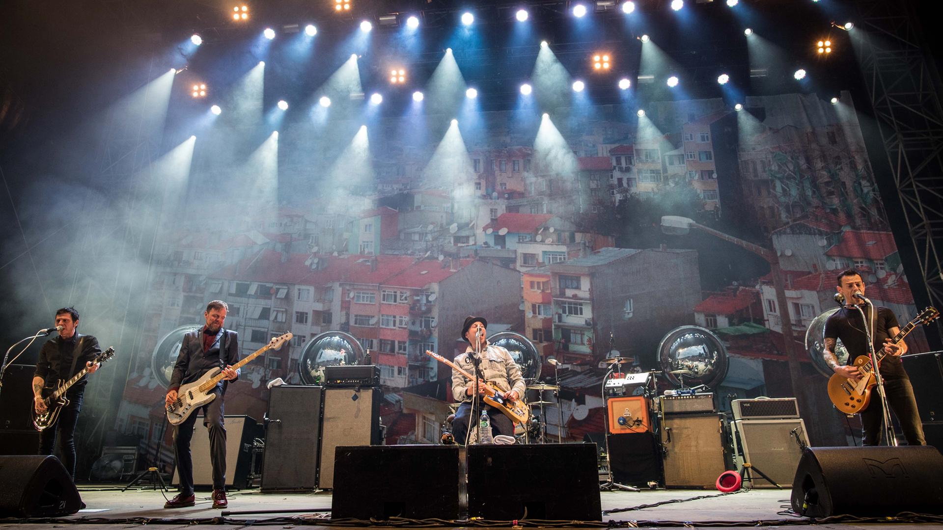 Die Beatsteaks stehen beim Kosmonaut-Festival am Stausee Rabenstein in Chemnitz auf der Bühne. Die Beatsteaks stehen beim Kosmonaut-Festival am Stausee Rabenstein in Chemnitz auf der Bühne.