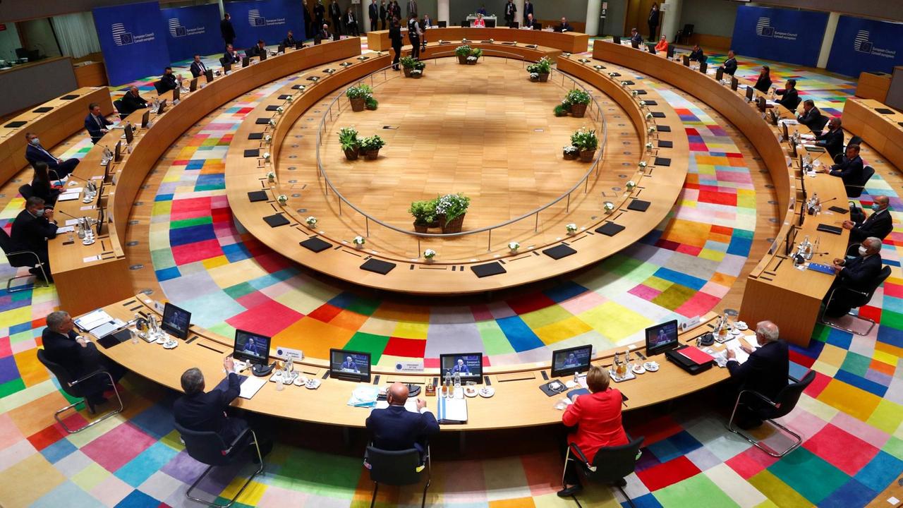 Ein großer runder Tisch mit allen Staats- und Regierungschefs aus Europa.