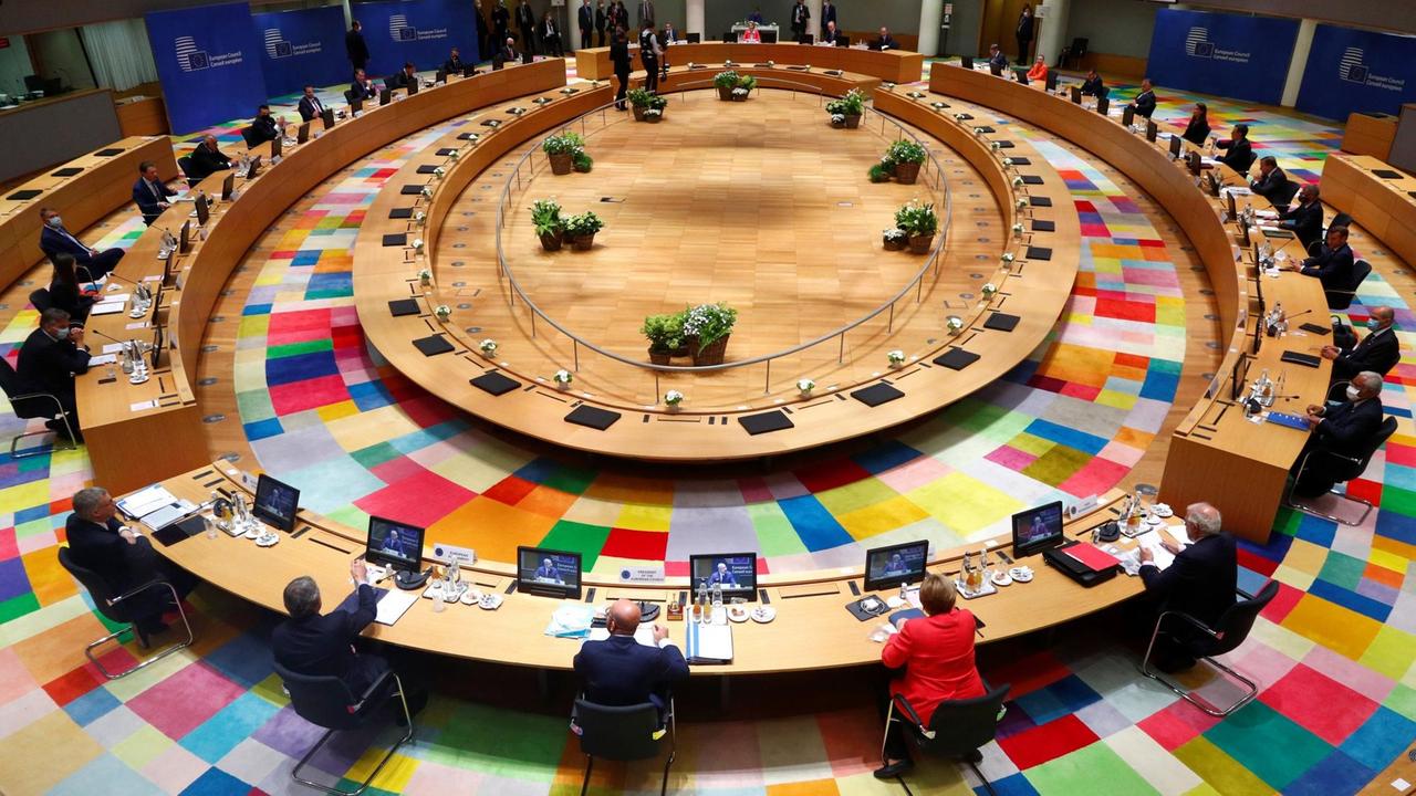 Ein großer runder Tisch mit allen Staats- und Regierungschefs aus Europa. Ein großer runder Tisch mit allen Staats- und Regierungschefs aus Europa.