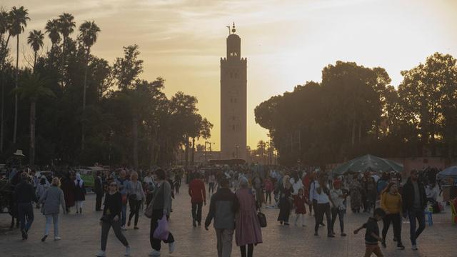 Blick auf die Koutoubia-Moschee in Marrakesch, vom Platz Djemaa el-Fna aus gesehen